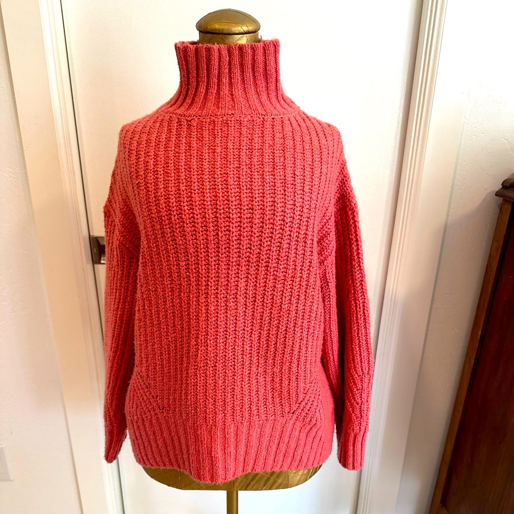 Fits likely a medium. Soft, mock turtleneck. Super cozy.
